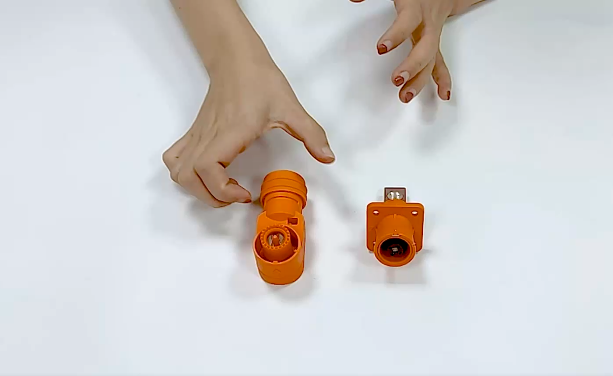 储能连接器组装过程